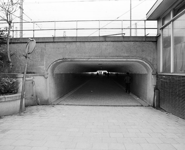 40593 Gezicht op de ingang van de Van Sijpesteijntunnel te Utrecht aan de Van Sijpesteijnkade.